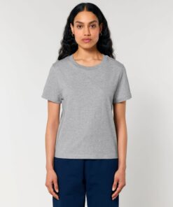 T-shirt femme col rond gris chiné en coton bio, porté — personnalisable chez Teeshirt-minute