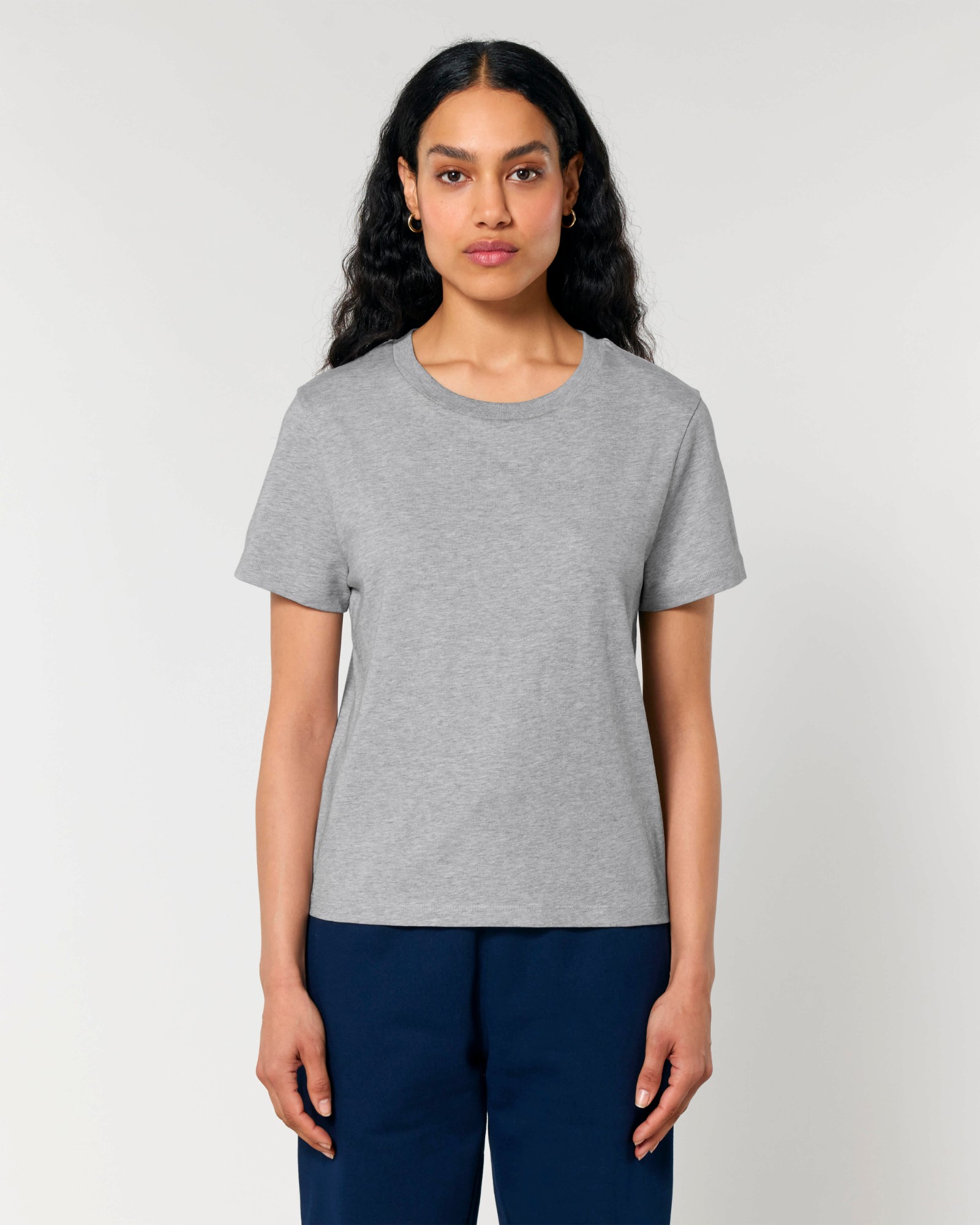 T-shirt femme col rond gris chiné en coton bio, porté — personnalisable chez Teeshirt-minute