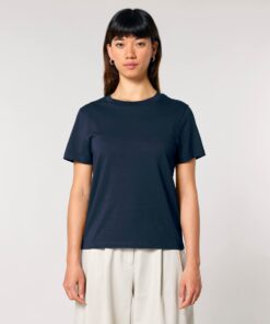 T-shirt femme col rond bleu marine en coton bio, porté — personnalisable chez Teeshirt-minute