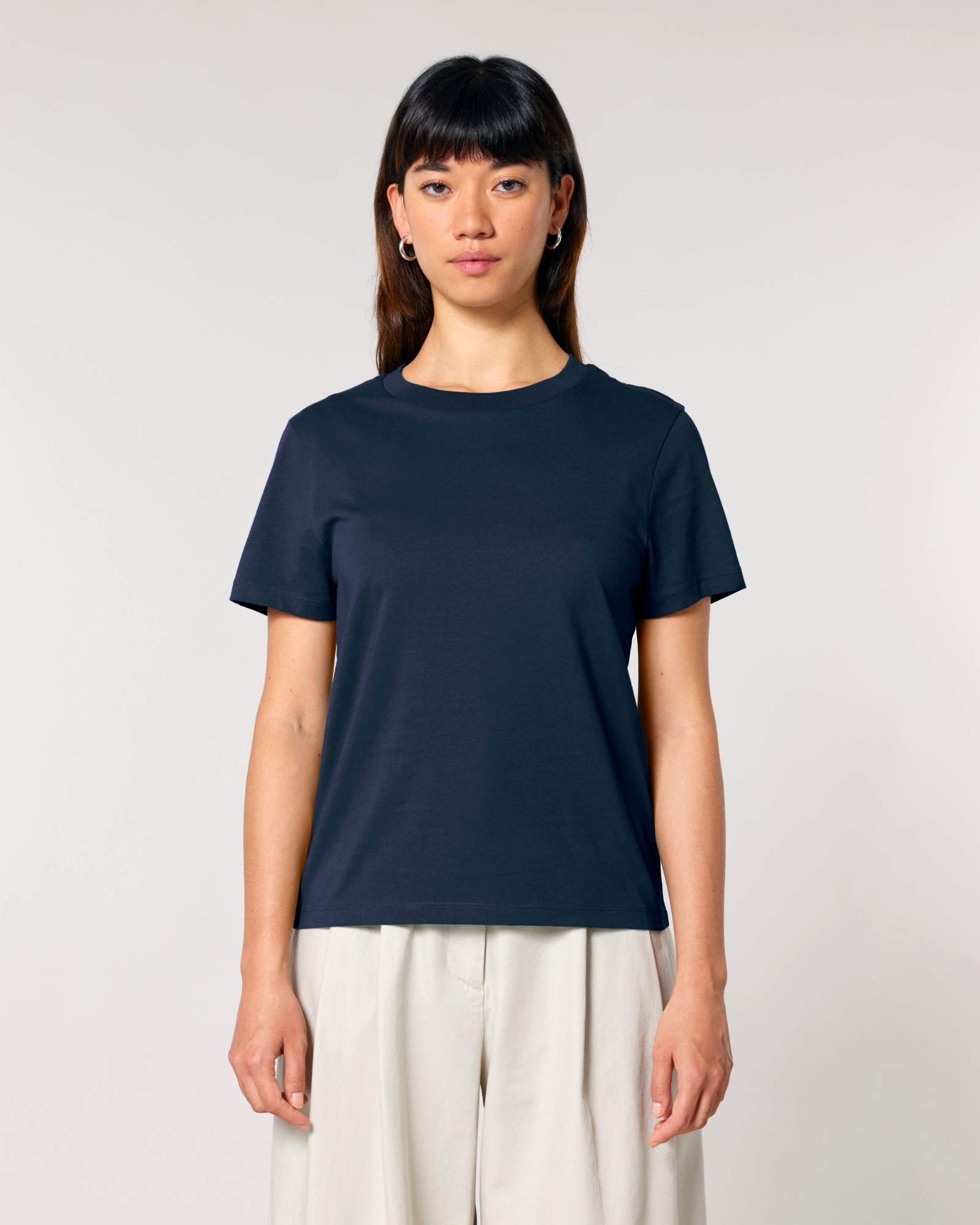 T-shirt femme col rond bleu marine en coton bio, porté — personnalisable chez Teeshirt-minute
